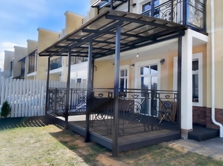 Односкатный навес-пристрой с ковкой и крышей из поликарбоната Односкатный навес-пристрой с ковкой и крышей из поликарбоната