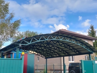 Арочный навес для авто из профнастила голубого цвета Арочный навес для авто из профнастила голубого цвета