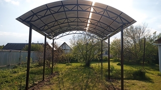 Арочный навес с крышей из поликарбоната для дачи Арочный навес с крышей из поликарбоната для дачи