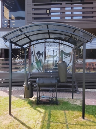 Арочный навес из поликарбоната с коваными элементами Арочный навес из поликарбоната с коваными элементами