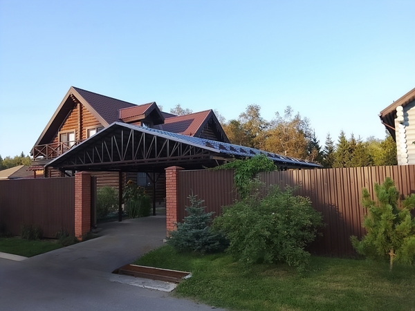 Автонавес для загородного дома с кровлей из металлочерепицы Автонавес для загородного дома с кровлей из металлочерепицы