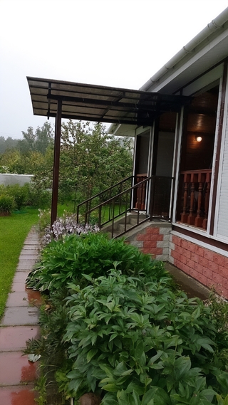 Навес-пристрой из профнастила над входом в дом Навес-пристрой из профнастила над входом в дом