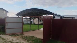 Арочный навес с поликарбонатом для зоны стоянки авто Арочный навес с поликарбонатом для зоны стоянки авто